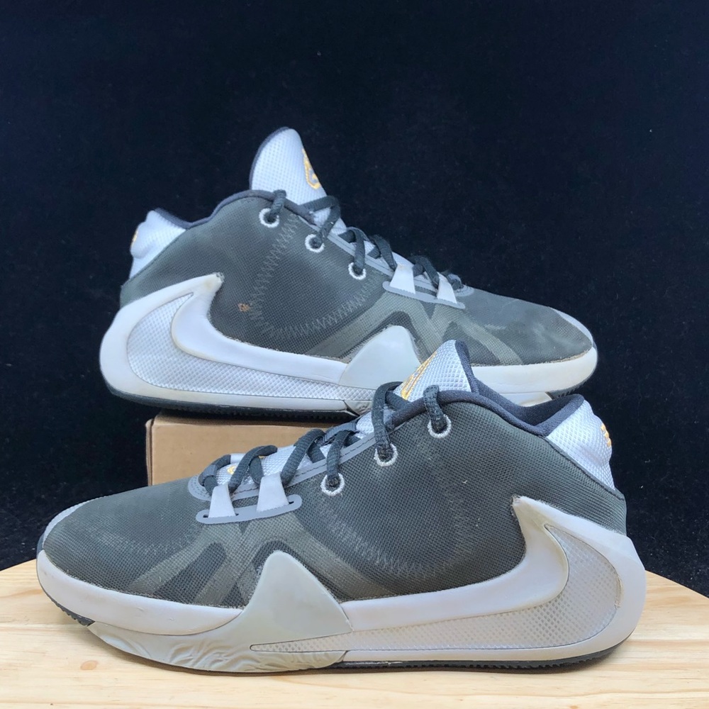 Nike Freak 1 (GS) BQ5633 050 Smoke Grey/Metallic Silver New Kids Size 6.5y